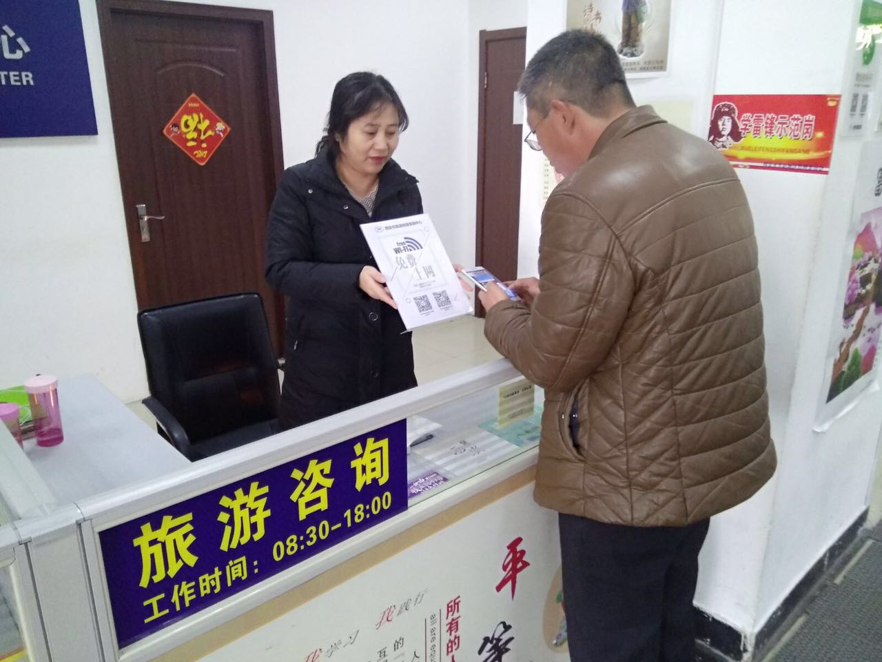 为游客当好“店小二”，西安市旅游信息咨询中心元旦接待游客12000余人次